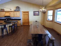 40 Min from Ynp!  18 Beds! New Bedding! Lots of Parking! Hotel a Fremont County