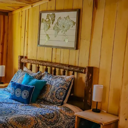 Caddo River Shack - 2 secluded acres with Kayaks and outdoor tub - Pet Friendly