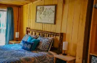 Caddo River Shack - 2 secluded acres with Kayaks and outdoor tub - Pet Friendly