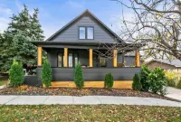 Spacious Holiday House: Arcade, 17 Beds, Entertaining Patio+ Hotels near Maple Village