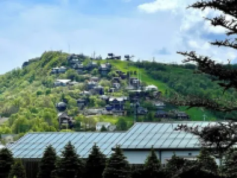 Cozy 2-bedroom condo in charming Beech Mountain with ski slope & mountain views! Hotels in Beech Mountain