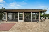 Luxury Hideaway - Lakefront - Mini Golf, Pool + More! Hotels in Seffner