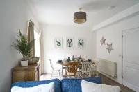 Surf Cottage. Beautiful 4 bed townhouse, the heart of Cromer, steps to the beach