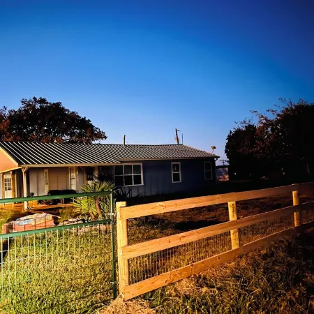 Charming 3-bedroom house in delightful Wolfe City with AC, WiFi