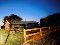 Charming 3-bedroom house in delightful Wolfe City with AC, WiFi