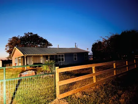 Charming 3-bedroom house in delightful Wolfe City with AC, WiFi Отели в г. Хант