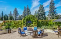 The Lodge at Healdsburg, Tapestry Collection by Hilton Hand Fan Museum of Healdsburg 주변 호텔