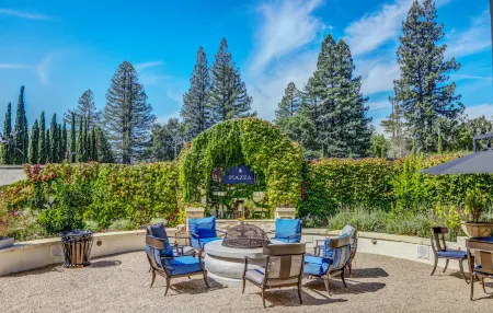 The Lodge at Healdsburg, Tapestry Collection by Hilton Отели рядом с достопримечательностью «Healdsburg Ridge Open Space Preserve»