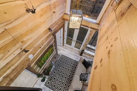 Magical Treehouse in Woods, Close many Wineries & Breweries, Pet Friendly!