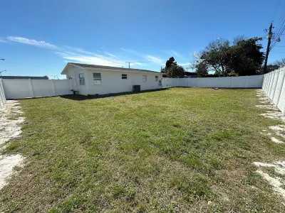 The Country Club Cottage NEW! Watch launches from driveway or walk to the river! Hotels near Banana Creek Launch Viewing