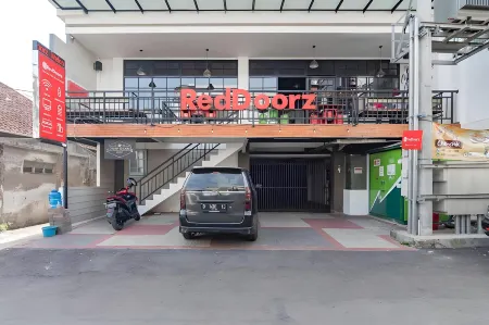 RedDoorz Plus @ Doorman Guest House Отели в г. Andir