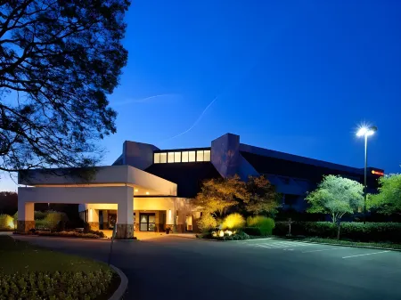 Doubletree by Hilton Columbus Dublin Отели рядом с достопримечательностью «Dublin Presbyterian Church»