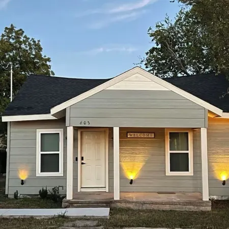 Charming 3-bedroom 2 bathroom  house in Terrell with WiFi and AC