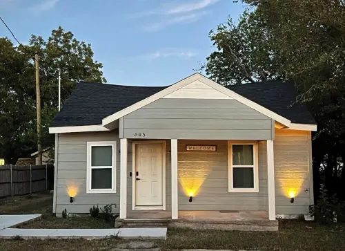 Charming 3-bedroom 2 bathroom  house in Terrell with WiFi and AC