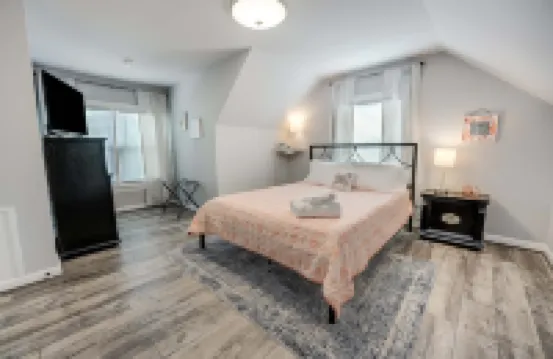 Crab Shack in Town-Walk to beach and restaurants-Sleeps 6