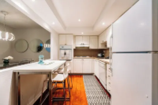 Modern 2 Bed, 2 Bath Gem in Sunny Isles – Prime Location on Collins Ave!