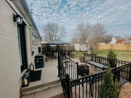 Midtown Cottage- Self Check-In & Centrally Located in Owensboro Отели рядом с достопримечательностью «H L Neblett Community Center»