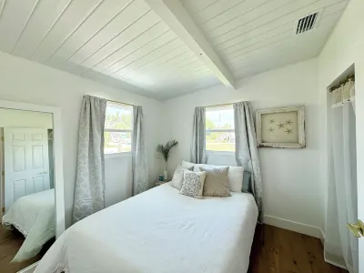 The Bonita Bitty Cottage -2 bed/1 bath waterfront cottage a mile from the beach! 센터 포르 더 아츠 오브 보니타 스프링스 주변 호텔