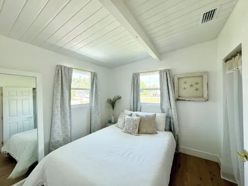 The Bonita Bitty Cottage -2 bed/1 bath waterfront cottage a mile from the beach!