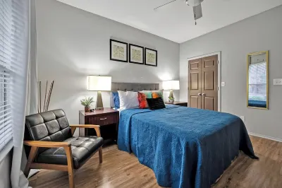 Pool View, Chic and Comfy, Pet Friendly, 2 Bed, 2 Bath with fold away crib. Hotels near American Eagle Store