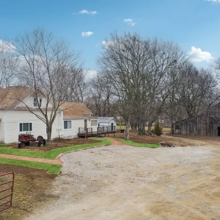 1800s Farmhouse—King Bed~Big Kitchen~Games & DVDs