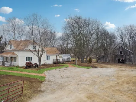 1800s Farmhouse—King Bed~Big Kitchen~Games & DVDs