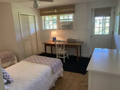 July 6-13 Open! Ideal Location-Walk to Beach & Town. Peaceful Surfer Chic Design