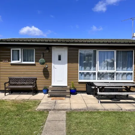 Cedar Lodge, Cedar Springs, Heacham. Only 5 Minutes Walk to the Beach.