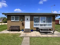 Cedar Lodge, Cedar Springs, Heacham. Only 5 Minutes Walk to the Beach.