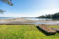 Unique Waterfront Beach House, 1 mile from Friday Harbor