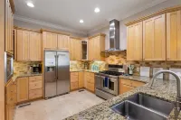 Private Rooftop/Walk to Beach / Parking /Chef Kitchen