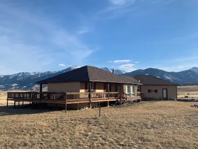 35Min to Yellowstone NP & 2 Min from Chico HotspringsThe Steele House LG Groups