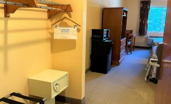 Super 8 by Wyndham Topeka at Forbes Landing