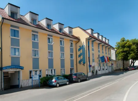 City Hotel Stockerau Отели рядом с достопримечательностью «AIT Austrian Institute of Technology GmbH»