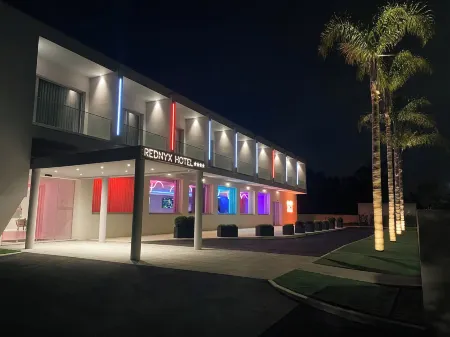 REDNYX Hotel Отели в г. Овар