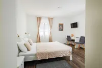 Green Lakes House