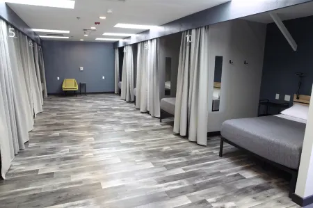 Stay Classy Отели рядом с достопримечательностью «REV»