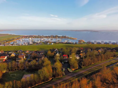Grachthaus 6Pers House with a Private Terrace and Garden by the Lauwersmeer Hotels in Anjum