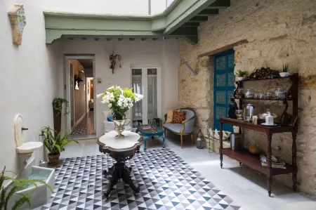 Casa Portus Gaditanus s XVIII Patio Andaluz Отели рядом с достопримечательностью «Плайя де ла Пунтилья»