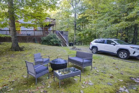 New to Market.  Coastal Haven with Wrap-Around Deck & Fire Pit Отели рядом с достопримечательностью «Футбридж Бич»