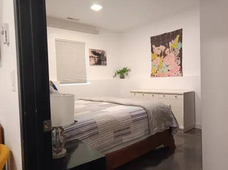 Modern Guest Suite King bed, close to interstate, shopping & restaurants