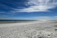 Top floor ocean view & sunrises for 6 /Hilton Head Beachfront resort/ pickleball
