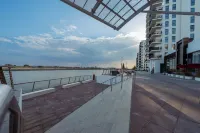 Maison Privee - Sleek Yas Getaway w/ Ferrari World and Canal Views - Хоумстей