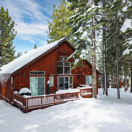 Pinewood Lodge by AvantStay Cozy Cabin Near Ski Resorts Hiking