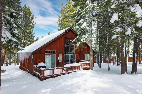 Pinewood Lodge by AvantStay Cozy Cabin Near Ski Resorts Hiking