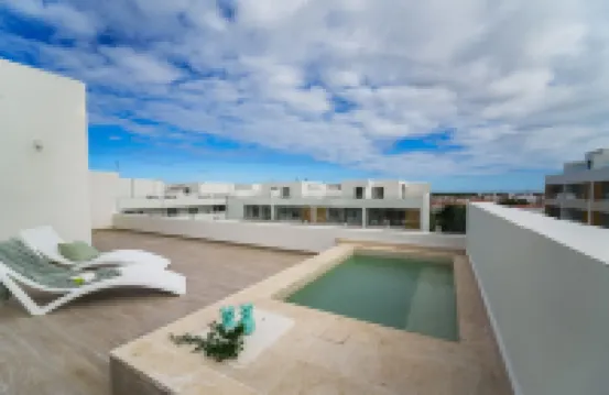 4 Bedroom Beach Penthouse w Private Rooftop