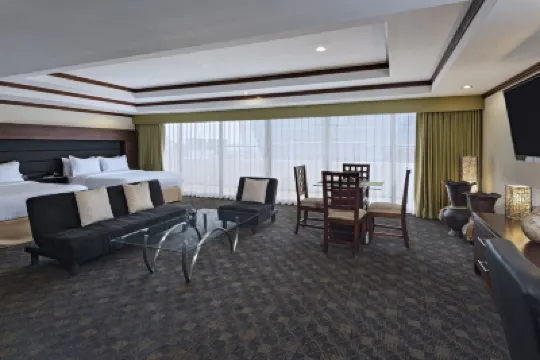 Holiday Inn GUATEMALA by IHG Hotel berhampiran Museo Popol Vuh