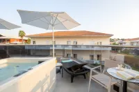 Emily's Luxury Suites - Hot Tub