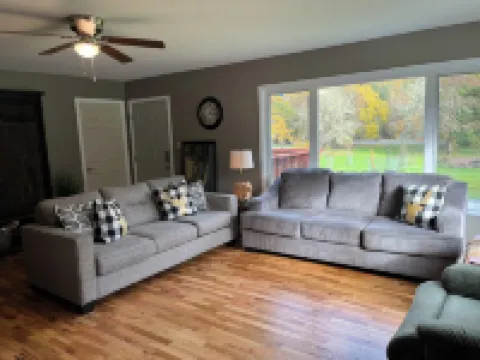 Cozy retreat on 3 acres near Lost Creek Lake. Pet Friendly