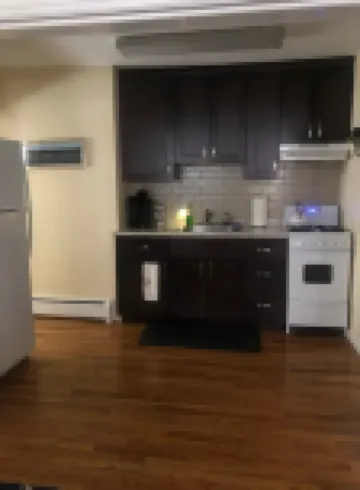 Cozy- 2-Bedroom clean and Quiet- Maple St. Walk anywhere